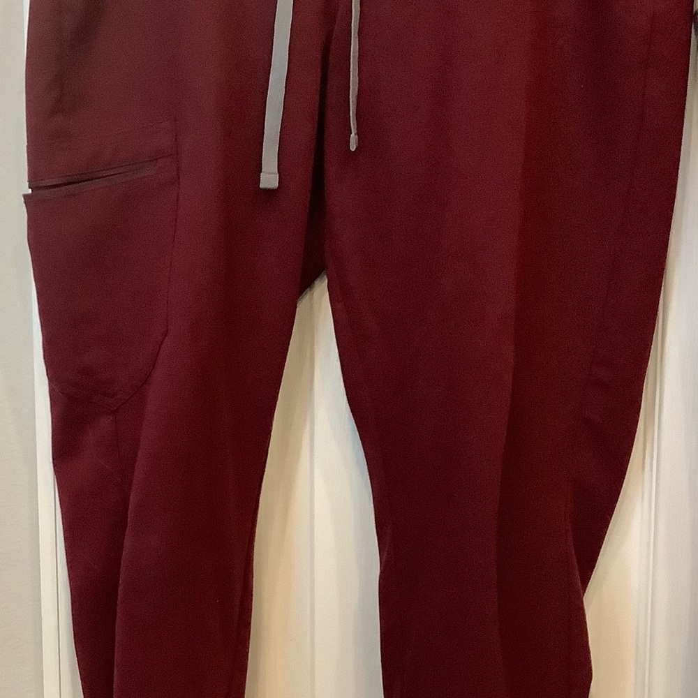 Woman Figs Scrub Pants